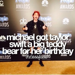 the5sosfactx:  For the unobservent here michael has no trousers