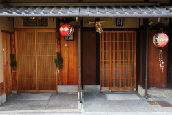 kuroyuki:  Two doors by Teruhide Tomori on Flickr.