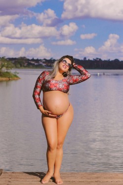 lar0921:  bellylove577: Incredibly beautiful curvy pregnant woman