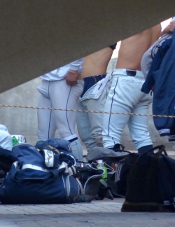Baseball bros changing. Look at the fucking bulge on the guy