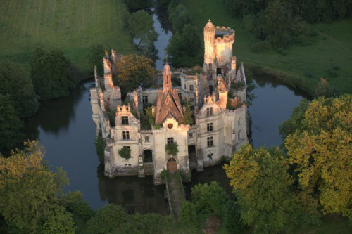 up4more:voiceofnature:  This forgotten castle (Château de la Mothe-Chandeniers) was abandoned after a fire In 1932. Seeing it up close Is breathtaking. These days it seems like castles only exist in storybooks and Disney movies. What happened to the