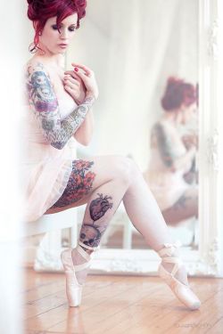 tattoed-babes:  inked babe follow us here : http://tattoed-babes.tumblr.com/