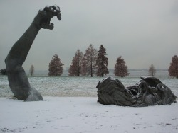 spiderbtch:   70 Foot Giant Sculpture Breaks Free from the Ground