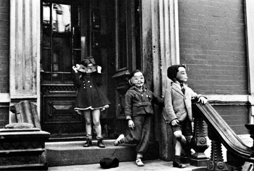 Helen Levitt - Les masques, New York c. 1942.