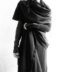 sio-heartless:  draped vest | lentrianleather gloves | ovate x maude