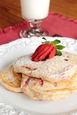 intensefoodcravings:  Strawberry Pancakes | Pastry Affair