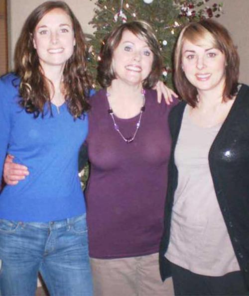 That’s mom in the middle… I want to fuck her!