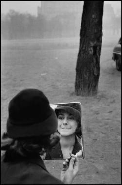  Elliott Erwitt FRANCE. Paris. 1958. 