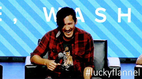 markired:  he’s wearing the flannel!! 