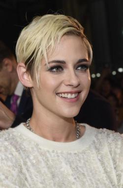 kristenstewartswagger:  SmileWe have more Kristen Stewart for