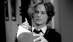 crimnatic:  Matthew Gray Gubler on the set of Criminal Minds