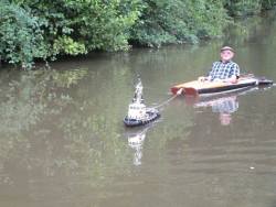 mjmoss: laughingsquid:  A Tiny Remote Controlled Tugboat Tows