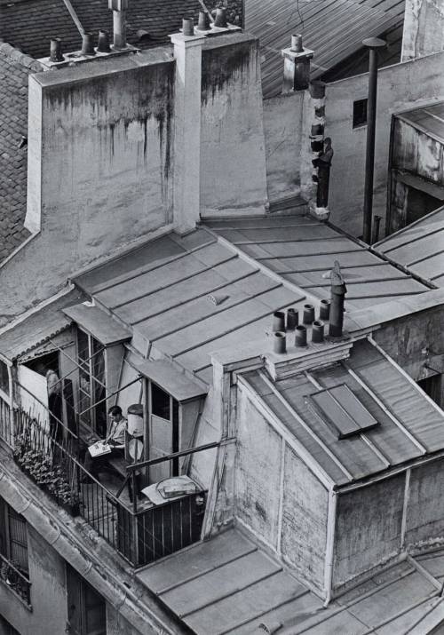 Quartier Latin, 1926 par André Kertesz. Nudes & Noises 