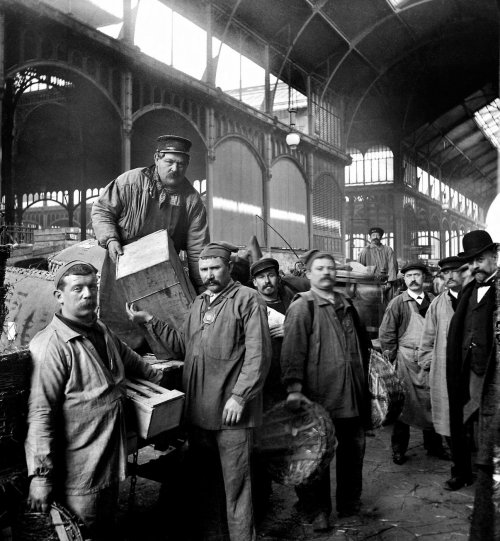 Les Halles centrales de Paris. Déchargement du poisson par les