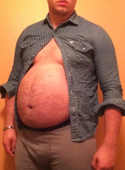 gaycubsandchubs:  Old shirt makes a reappearance at 240 lbs