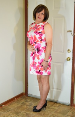 prettylillycd:  More Pink & Coral Floral DressI love the