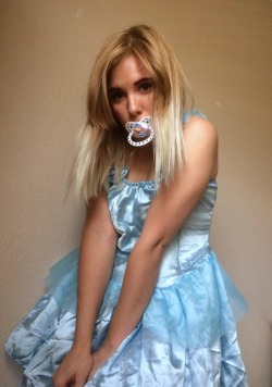 sweetpea-n-daddymonster:  Little Cinderella 