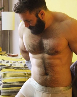 bearmuscleworship:  Bear with me as I take all me clothes off