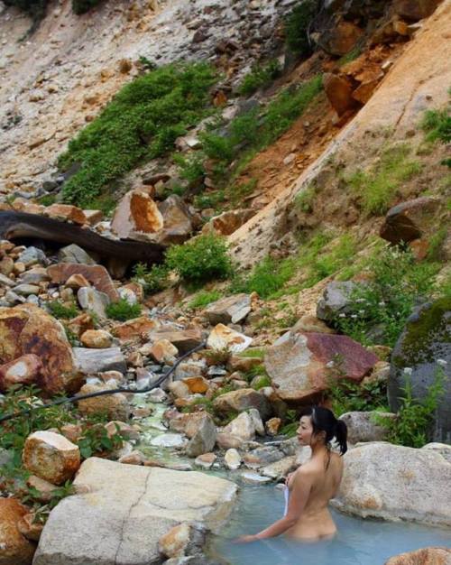 soakingspirit:  大黒敬太 富山県 高天原温泉「高天原山荘」の混浴露天「からまつの湯」 徒歩13時間。2泊3日を掛け、歩いて行かなければならない日本一遠い温泉です。やっとたどり着いた高天原山荘から、さらに20分歩いた川原に、混浴露天3つに女性露天1つがあります。