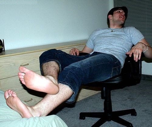 whitemalefeet:Hot straight college men with hot feet? Yes, please.