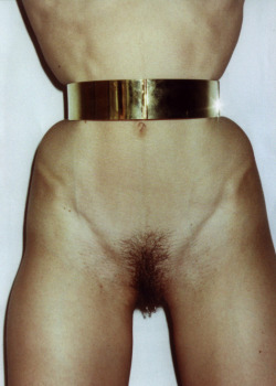 famosasaldesnudo: voluptama:  wasp waist     ©  Terry Richardson