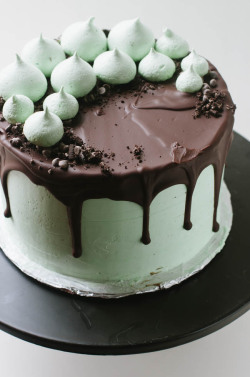 confectionerybliss:  Mint Chocolate Chip Cookie Crunch Cake | The