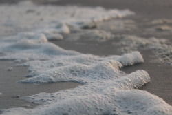 be-lilaced:  sea foam is so pretty