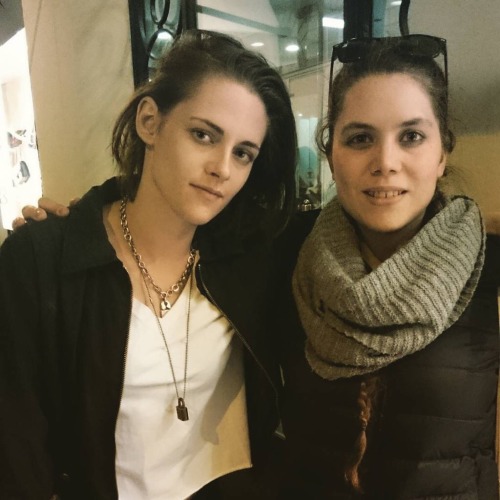 kristenupdates:  With fans in Paris.   Filming “Personal shopper” (oct. 27, 2015)