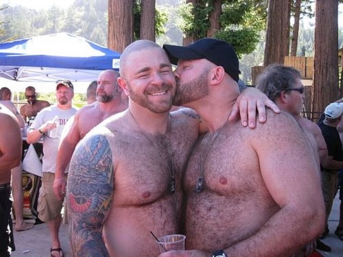 fuckyeahdaddies:  Loads of Daddies at Fuck Yeah Daddies.Click Here to Follow Fuck Yeah Daddies.  Oohh, how sweet. :) Bears cuddling in public.