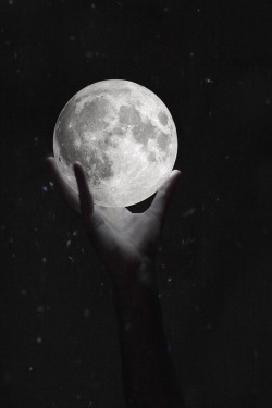 anestheticthoughts:  i’d give you the moon 