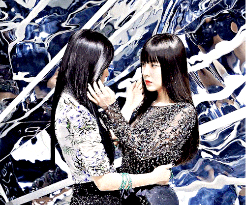 bu99erfly:  SEULGI & IRENE ‘MONSTER’ MV BEHIND 