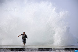 afp-photo:SAUDI ARABIA, Dhuba : A Saudi man runs in front of