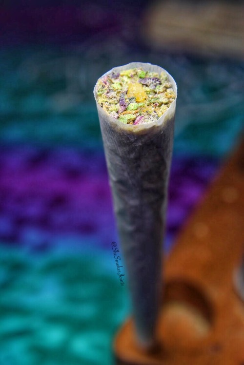 shesmokesjoints:  Well who doesn’t love a twaxy tip ☺️