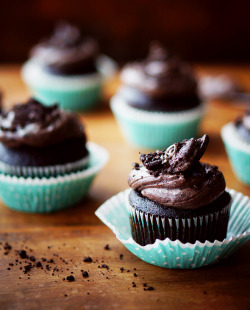 f00d4lyfe:  Chocolate Cupcakes with Oreo Cream Cheese Frosting