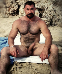 cuddlyuk-gay:    I generally reblog pics of guys with varying