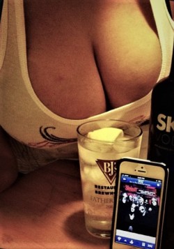 susiejuggs:  Don’t you just love what you see? Beer, huge ass