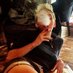 m00dless-teenz:  undress-thebarbiee:  Mileyy   Yassssss Bitch