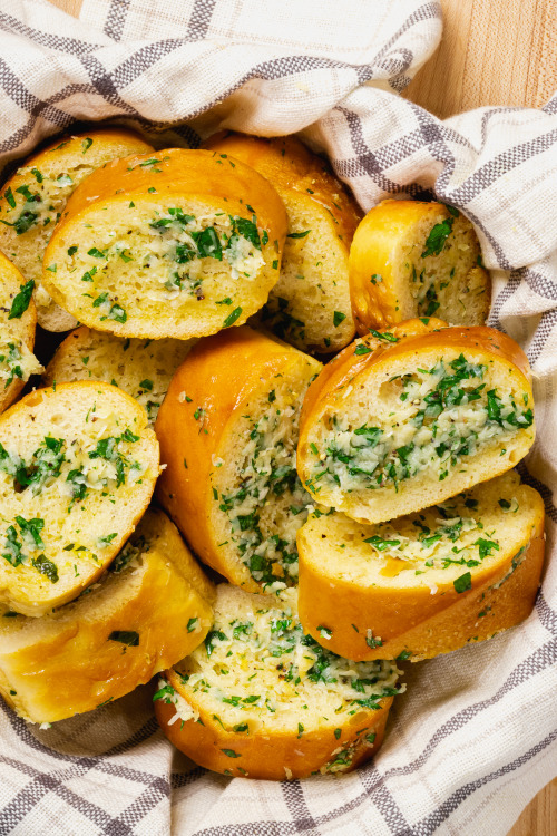 everybody-loves-to-eat:  Easy Garlic Bread