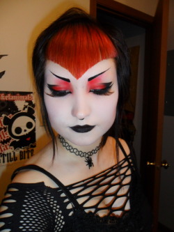 dracmakens:  wednesdayaleen:  Uploading a tutorial for this makeup