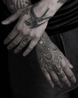 bleedblackdeath:  skindeeptales:  Thomas Hooper  the wrist tattoo!!