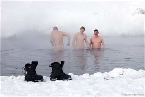 Hot spring in Chukotka, via Russia Photo.На Чукотке, между посёлками Лаврентия и Лорино, прямо у дороги с твёрдым покрытием, есть горячий источник. В образовавшемся
