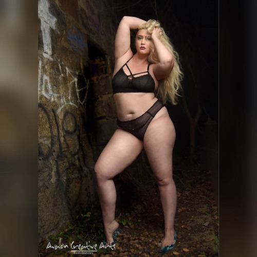 #Repost @avaloncreativearts ・・・ Model Rose Law @rlaw14  being curvy wearing a sultry two piece lingerie location Ellicott City  @curvemodelmanagement  @thecurvyfashionista  @volup2  #sexy #stylish #edgey #classy #makeup #urbandecay #blackhair  #dccomics