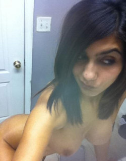 fuckingsexyindians:  Indian fingers her shaved pussy selfshot