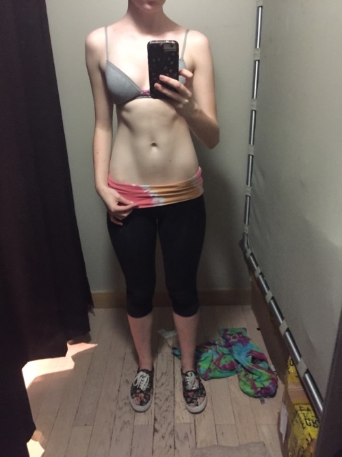 peach-blush-rush:  10/15/16  This dressing room scared me because it didnâ€™t have an actual door, but the nasty lighting made my tummy look nice