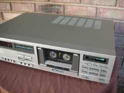 cassetteplayers:  JVC DD-9. 3 Head Top of the Line Cassette Deck.