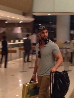 houndsofhotness:  neon-lovatos:  I BET HE CARRIES THAT BRIEFCASE