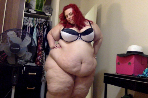 pardonmewhileipanic:  me being hella fatfeaturing my messy room