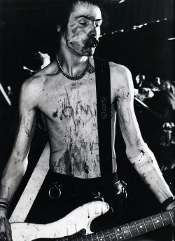 living-like-a-runaway: Sid Vicious covered in blood 