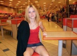 legs-in-public:flashing upskirts