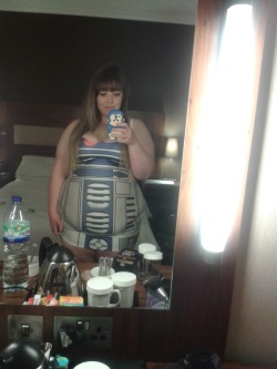 beast-bonnie-sama:  Excuse all the clutter! Yes, my belly is resting on the table in the last pic.Â  bonnie.bigcuties.com